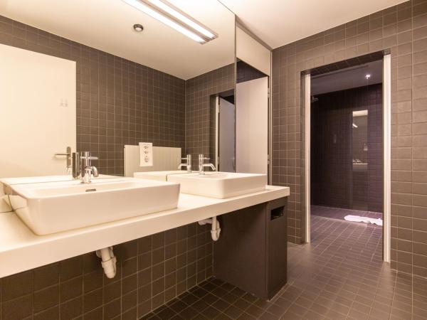 Hotel by Hyve Basel : photo 6 de la chambre double room with shared bathroom