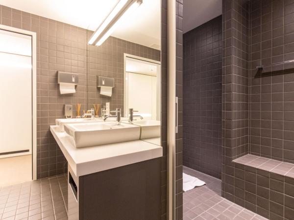 Hotel by Hyve Basel : photo 7 de la chambre double room with shared bathroom