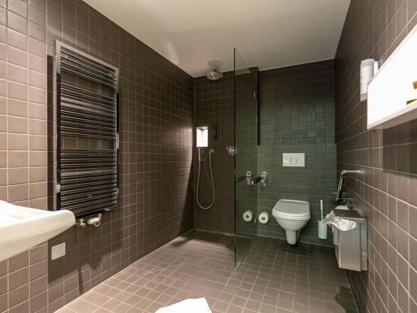 Hotel by Hyve Basel : photo 7 de la chambre triple room with private bathroom