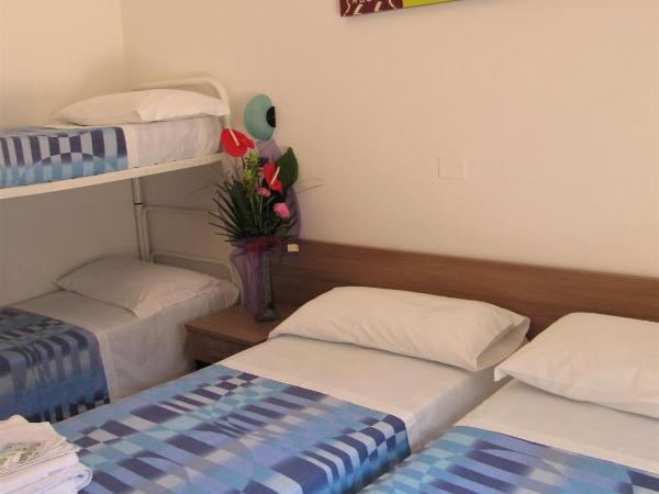 Hotel Villa Elia : photo 1 de la chambre chambre quadruple avec balcon