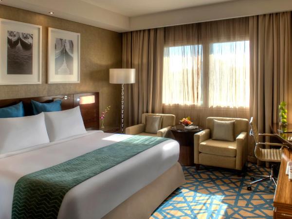 Crowne Plaza Dubai Deira, an IHG Hotel : photo 4 de la chambre chambre lit king-size standard - accès au salon