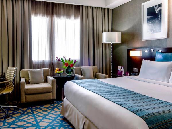 Crowne Plaza Dubai Deira, an IHG Hotel : photo 1 de la chambre chambre lit king-size standard - accès au salon