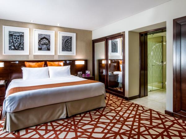 Crowne Plaza Dubai Deira, an IHG Hotel : photo 5 de la chambre suite 1 chambre lit king-size - accès au salon