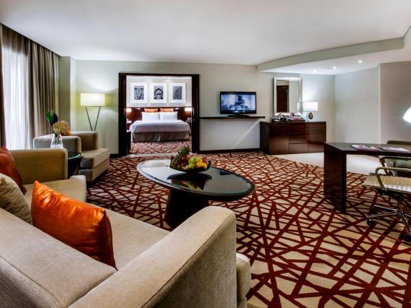 Crowne Plaza Dubai Deira, an IHG Hotel : photo 1 de la chambre suite 1 chambre lit king-size - accès au salon