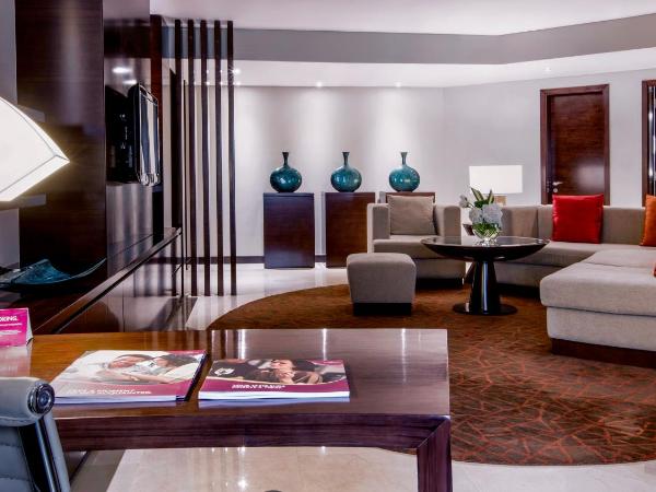 Crowne Plaza Dubai Deira, an IHG Hotel : photo 2 de la chambre suite 1 chambre lit king-size - accès au salon