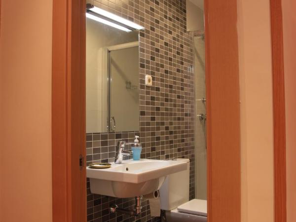 Hostal Falfes : photo 8 de la chambre chambre double ou lits jumeaux avec salle de bains privative