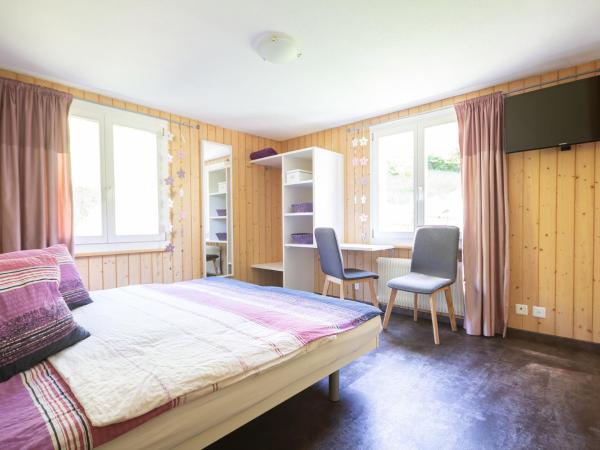 Hotel Lauberhorn - Home for Outdoor Activities : photo 1 de la chambre chambre quadruple avec balcon 