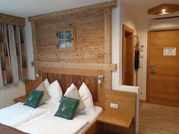 Pension Ballwein : photo 2 de la chambre chambre double avec balcon ou terrasse