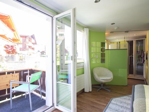 Hotel Lauberhorn - Home for Outdoor Activities : photo 7 de la chambre chambre double lifestyle avec balcon