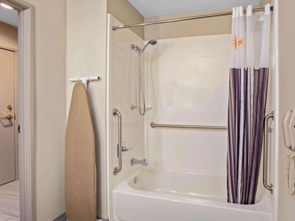 La Quinta Inn & Suites by Wyndham Las Vegas Nellis : photo 2 de la chambre chambre lit king-size - accessible aux personnes à mobilité réduite