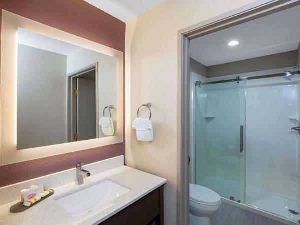 La Quinta Inn & Suites by Wyndham Las Vegas Nellis : photo 3 de la chambre suite lit king-size – non-fumeurs