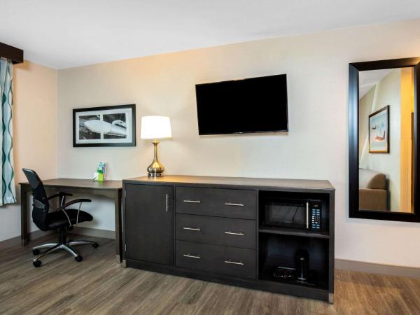 La Quinta Inn & Suites by Wyndham Las Vegas Nellis : photo 4 de la chambre suite lit king-size – non-fumeurs