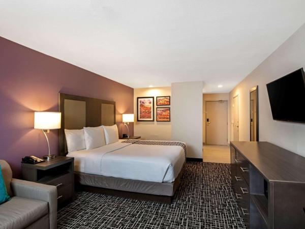 La Quinta Inn & Suites by Wyndham Las Vegas Nellis : photo 3 de la chambre chambre lit king-size deluxe