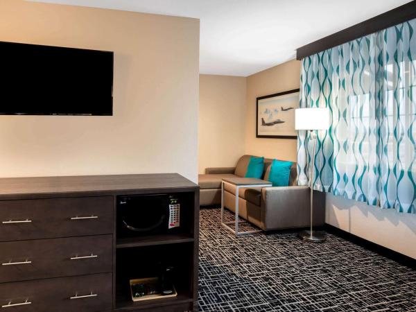 La Quinta Inn & Suites by Wyndham Las Vegas Nellis : photo 5 de la chambre suite lit king-size – non-fumeurs