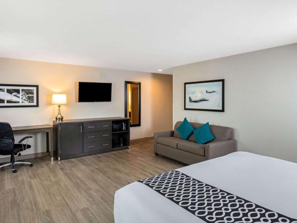 La Quinta Inn & Suites by Wyndham Las Vegas Nellis : photo 6 de la chambre suite lit king-size – non-fumeurs