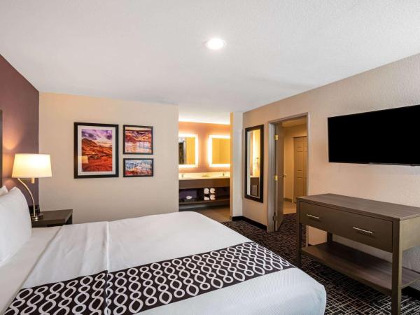 La Quinta Inn & Suites by Wyndham Las Vegas Nellis : photo 8 de la chambre suite lit king-size – non-fumeurs