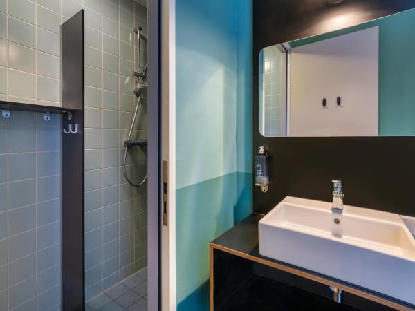 Stayokay Hostel Haarlem : photo 7 de la chambre lit dans dortoir mixte de 6-8 lits avec douche