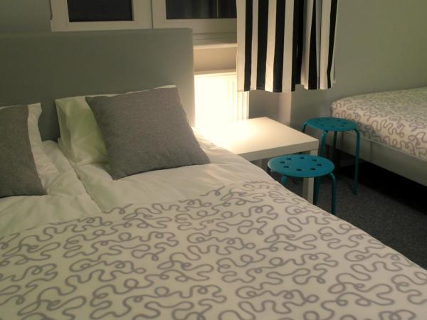 Olive Hostel : photo 7 de la chambre chambre quadruple avec salle de bains commune