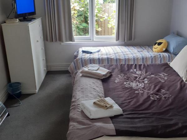 Intrepid Bed & Breakfast : photo 3 de la chambre chambre familiale avec salle de bains