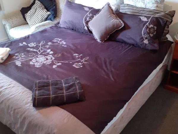 Intrepid Bed & Breakfast : photo 2 de la chambre chambre familiale avec salle de bains