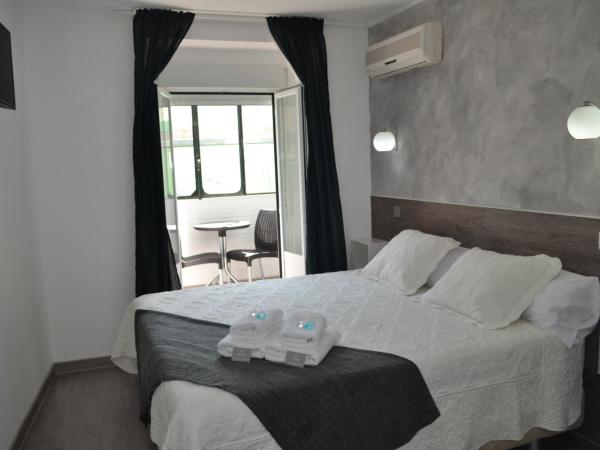 Hostal Meyra : photo 1 de la chambre chambre double de luxe avec balcon