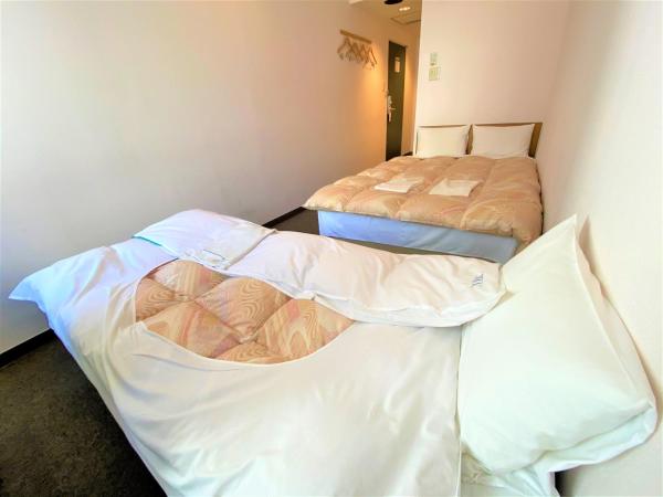 Sakura Hotel Ikebukuro : photo 3 de la chambre chambre double standard avec lit d'appoint et salle de bains privative