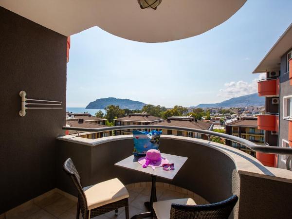 Royalisa Hotel : photo 2 de la chambre chambre triple avec balcon