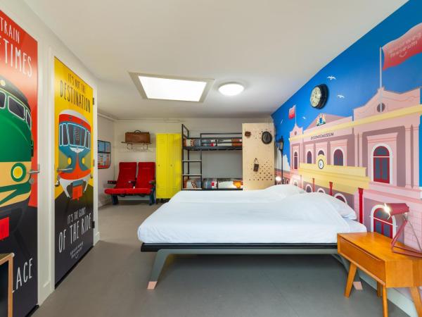 Stayokay Hostel Utrecht Centrum : photo 3 de la chambre chambre musée du chemin de fer avec salle de bains privative et billet pour le musée du chemin de fer