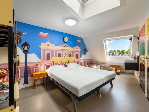 Stayokay Hostel Utrecht Centrum : photo 2 de la chambre chambre musée du chemin de fer avec salle de bains privative et billet pour le musée du chemin de fer
