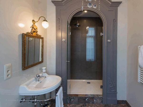 Louise sur Cour : photo 4 de la chambre chambre double avec salle de bains privative