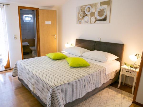 Villa Confort Exclusive : photo 1 de la chambre chambre double ou lits jumeaux avec terrasse mansardée