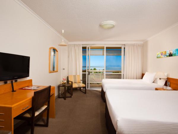 Cairns Harbourside Hotel : photo 4 de la chambre premium double room with two double beds and sea view