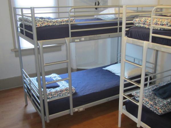 St. Clair Hotel Hostel : photo 2 de la chambre chambre quadruple avec salle de bains commune - lit double superposé