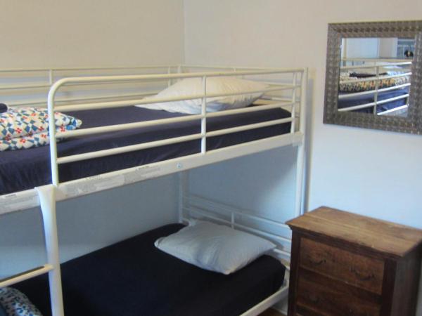 St. Clair Hotel Hostel : photo 2 de la chambre hébergement lits superposés triples avec salle de bains commune