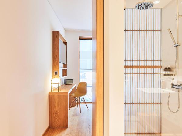 ART HOUSE Basel - Member of Design Hotels : photo 4 de la chambre petite chambre double lit queen-size avec terrasse