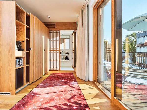 ART HOUSE Basel - Member of Design Hotels : photo 5 de la chambre suite club avec terrasse