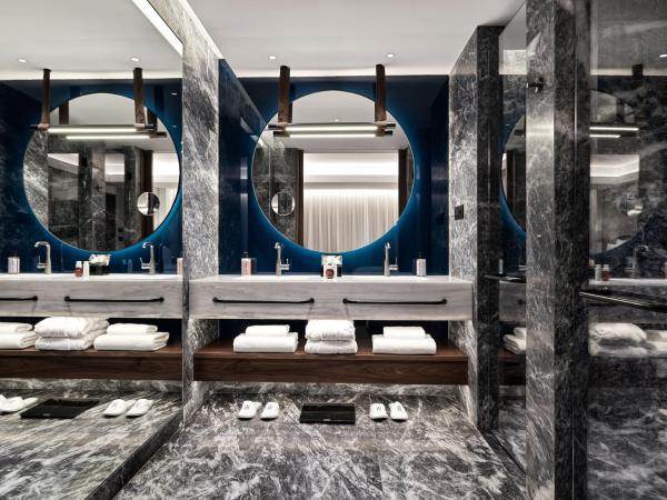 Athens Capital Center Hotel - MGallery Collection : photo 10 de la chambre suite deluxe avec lit king-size