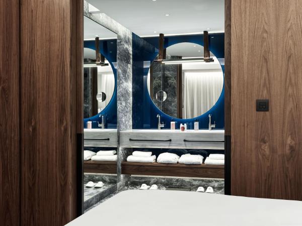 Athens Capital Center Hotel - MGallery Collection : photo 9 de la chambre suite deluxe avec lit king-size