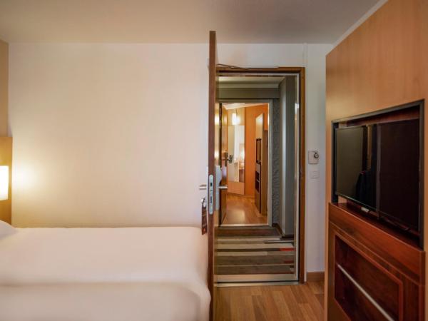 ibis Tours Centre Gare : photo 4 de la chambre hébergement 2 chambres adjacentes (non communicantes)
