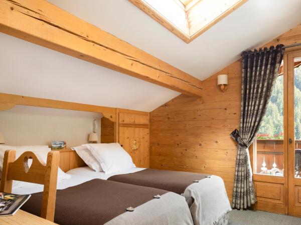 Logis La Croix-Saint-Maurice : photo 3 de la chambre chambre double mansardée avec balcon