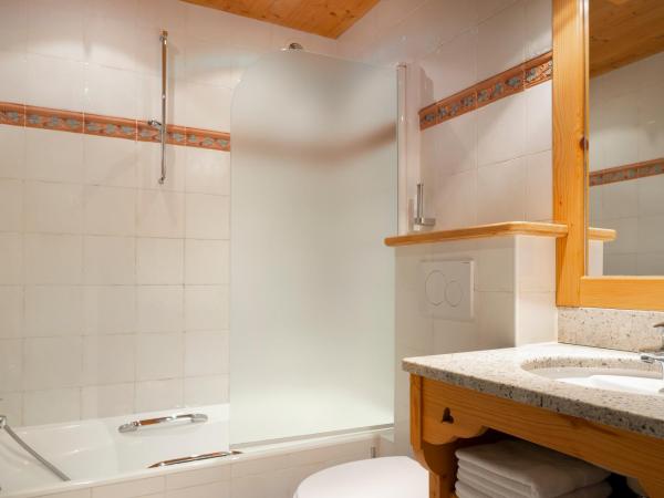 Logis La Croix-Saint-Maurice : photo 4 de la chambre chambre triple avec balcon - vue sur montagnes