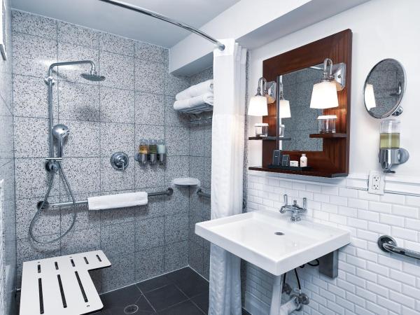 National Hotel, An Adult Only Oceanfront Resort : photo 5 de la chambre chambre lit queen-size accessible aux personnes à mobilité réduite - vue sur ville