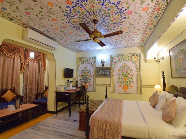 Umaid Bhawan - A Heritage Style Boutique Hotel : photo 6 de la chambre hébergement familial royal deluxe - prise en charge gratuite à l'arrivée uniquement depuis la gare ferroviaire ou routière