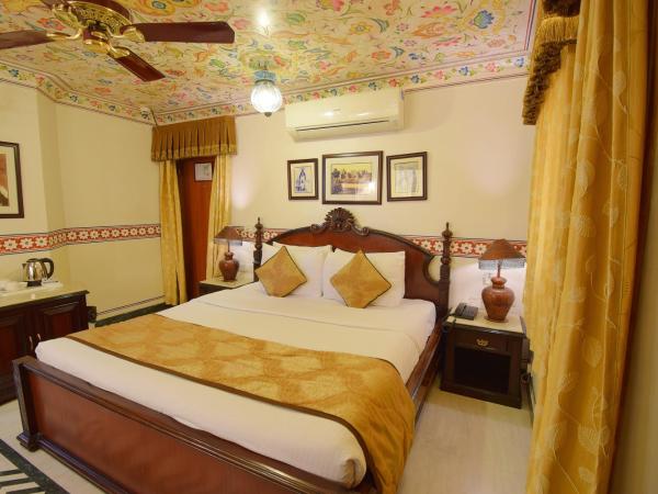 Umaid Bhawan - A Heritage Style Boutique Hotel : photo 7 de la chambre hébergement familial royal deluxe - prise en charge gratuite à l'arrivée uniquement depuis la gare ferroviaire ou routière