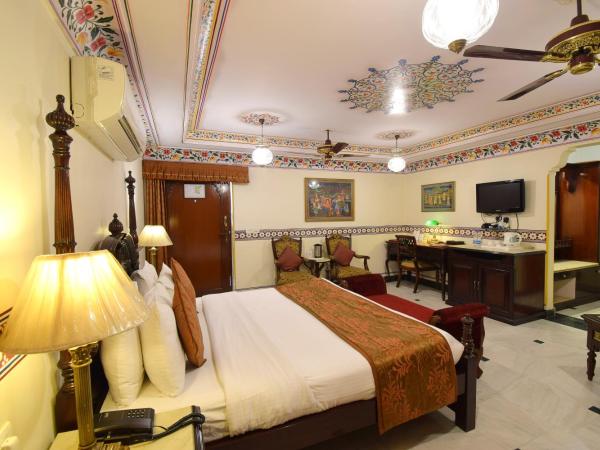 Umaid Bhawan - A Heritage Style Boutique Hotel : photo 9 de la chambre chambre double royale de luxe avec voiture et chauffeur