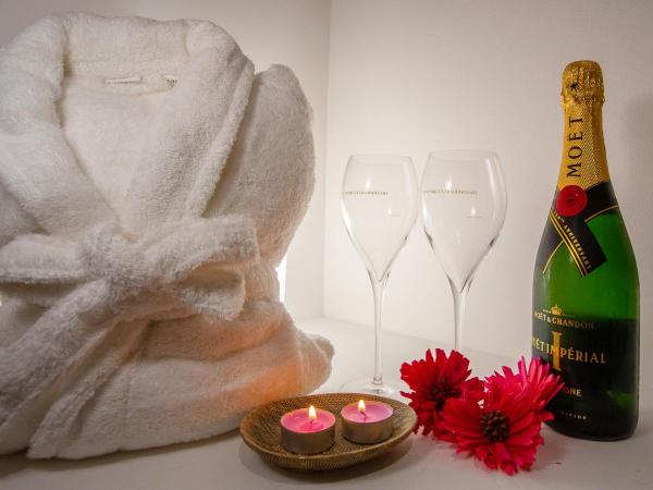 Duomo Luxury Suite Catania : photo 3 de la chambre suite lit king-size avec baignoire spa