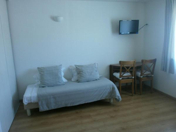 Hôtel Le Clos des Pins : photo 2 de la chambre chambre triple