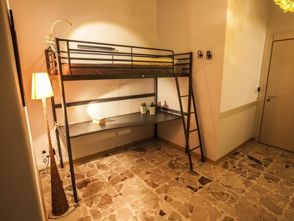 Ostello degli Elefanti : photo 3 de la chambre lit dans dortoir de 3 lits avec salle de bains commune