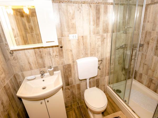 Guest House AB Adria Home : photo 5 de la chambre studio avec canapé-lit