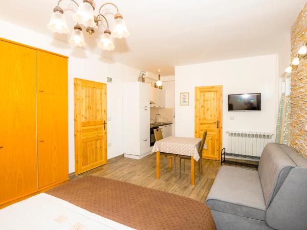 Guest House AB Adria Home : photo 1 de la chambre studio avec canapé-lit